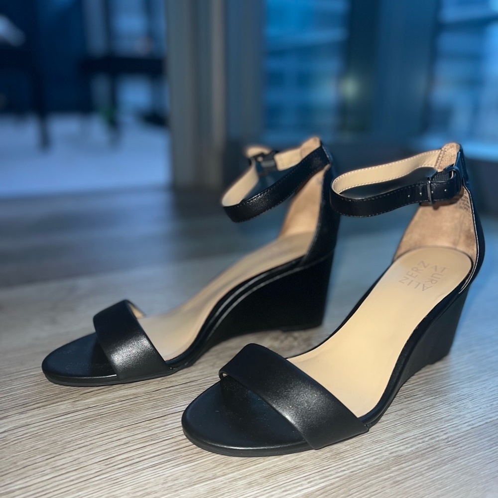 Black wedges